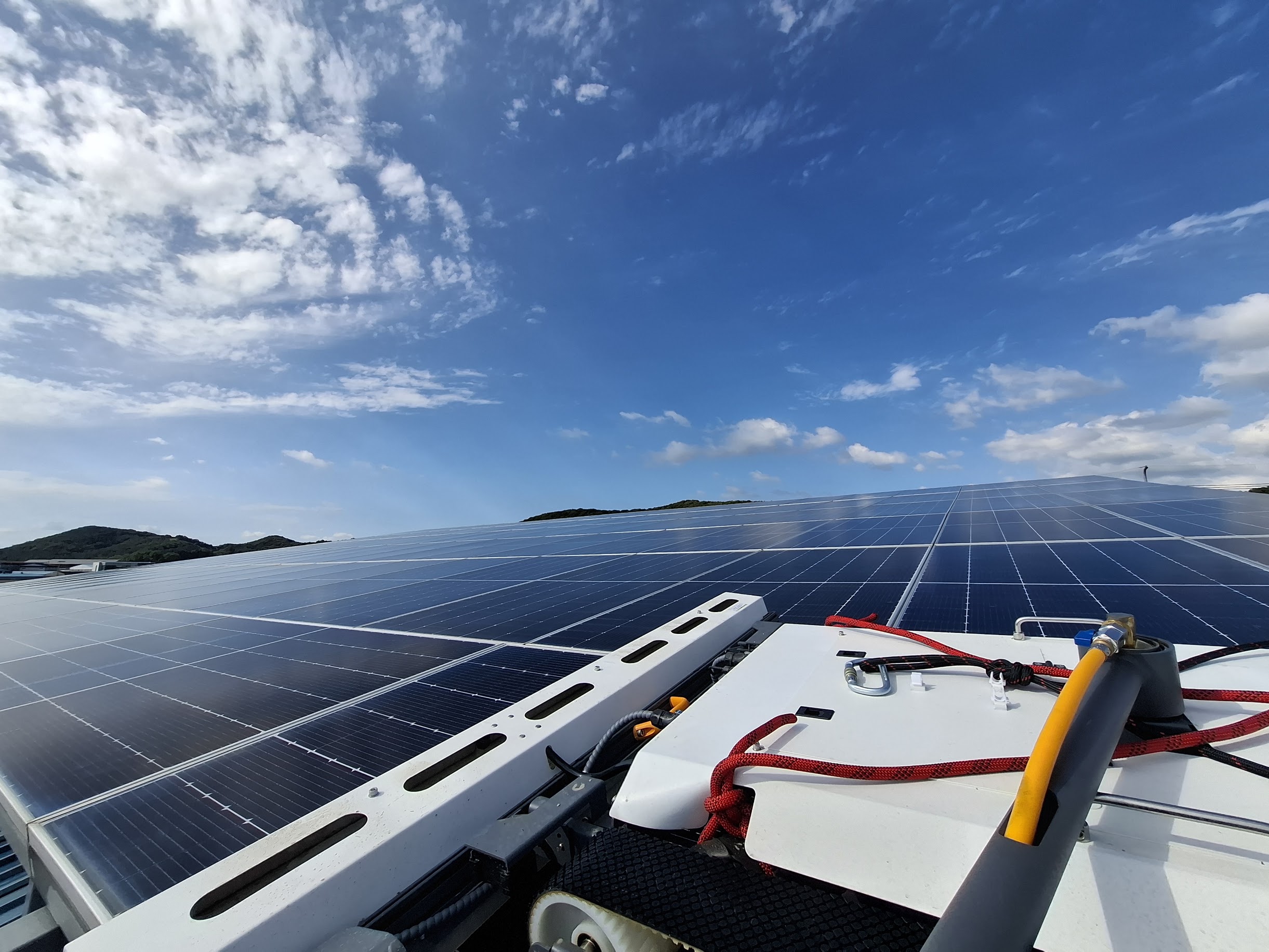 ㅇㅇ메탈 / 100kw 태양광패널 로봇 청소 작업 후 1