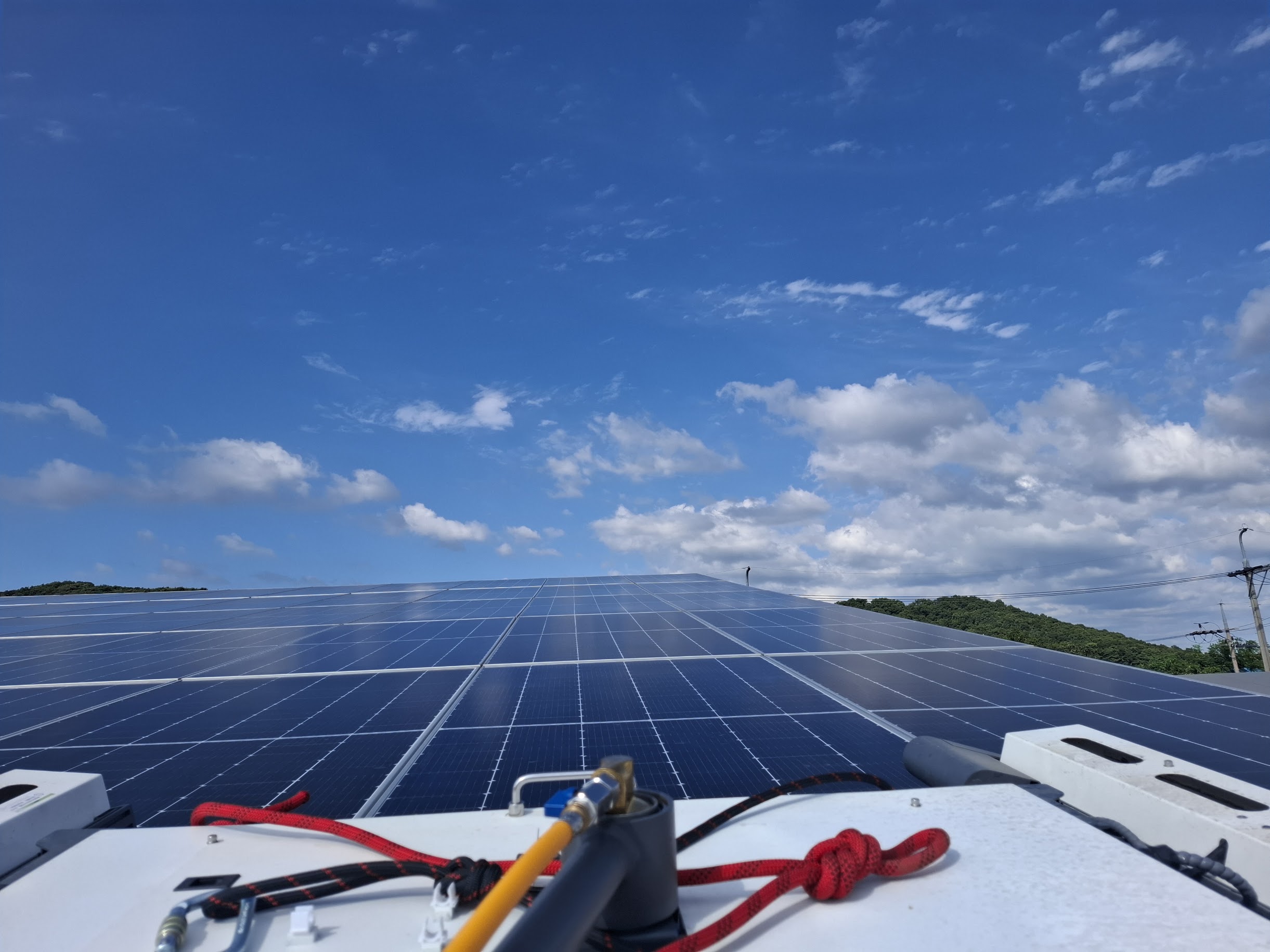 ㅇㅇ메탈 / 100kw 태양광패널 로봇 청소 작업 후 2