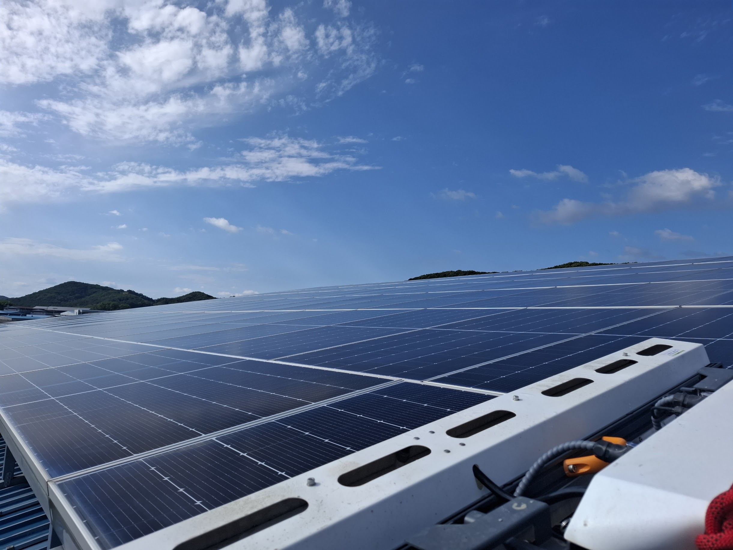 ㅇㅇ메탈 / 100kw 태양광패널 로봇 청소 작업 후 3